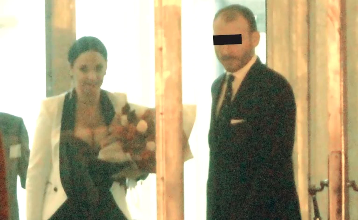 Andreea este îndrăgostită de Adrian Brâncoveanu, care o însoţeşte adesea la evenimente