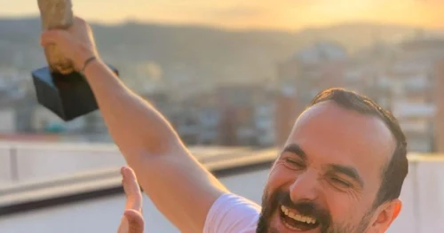 Deejay Tomy „nebunul” care face terapie prin muzică live şi pentru vecini de pe terasa apartamentului din Râmnicu Vâlcea în plină pandemie Foto Adevărul