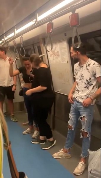 „Ce, nu mai am voie să îmi bat nevasta?” Scena în care un bărbat își bate concubina în metrou a devenit virală pe Reddit 