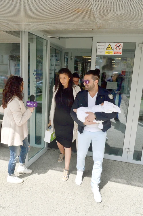 
    Raluca a purtat o  rochiţă mulată, ieri,  la externare, iar Pepe  a avut grijă şi de ea,  şi de micuţa Rosa  