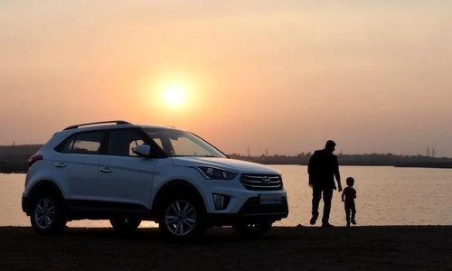 1 copil si barbat pe plaja jpg jpeg