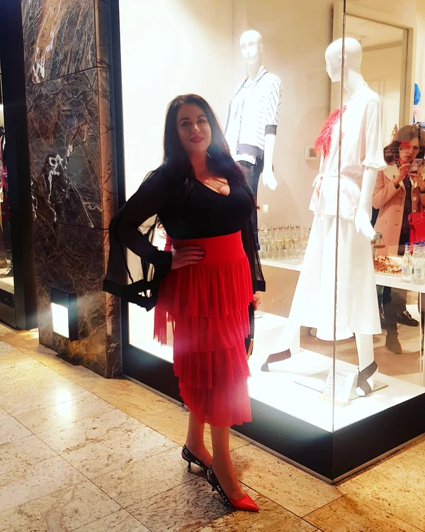 Oana Roman, într-o ţinută care o avantajează