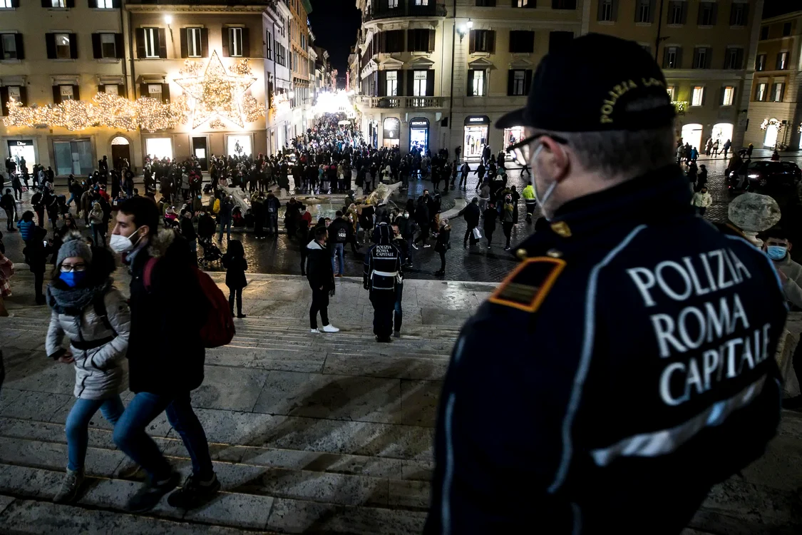 În anumite regiuni ale Italiei, consumul de alcool în spațiu public e interzis până la 1 ianuarie