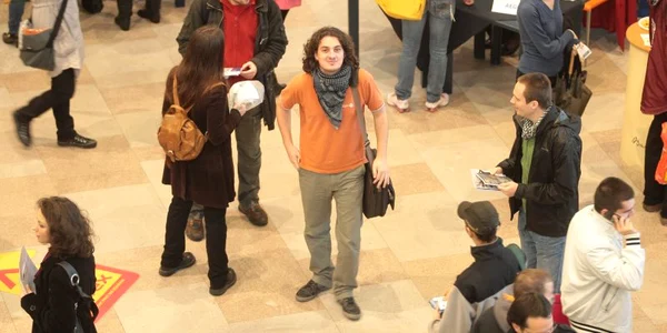 Ştefan, în mijlocul participanţilor la Târgul de Cariere de la Cluj-Napoca, foto: ads