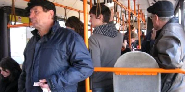Hoţii acţionează în autobuzele aglomerate