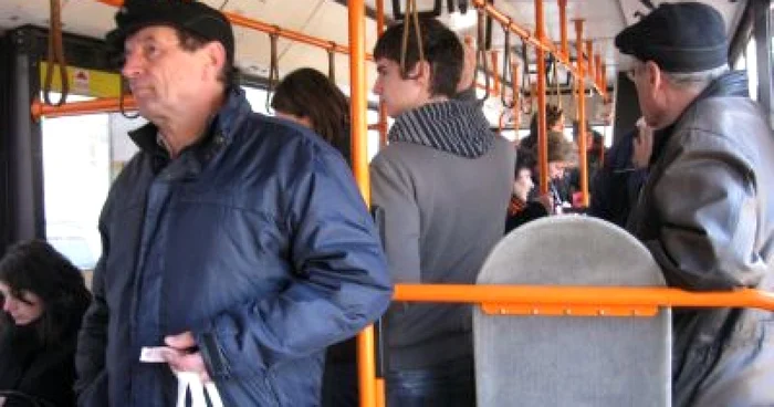 Hoţii acţionează în autobuzele aglomerate