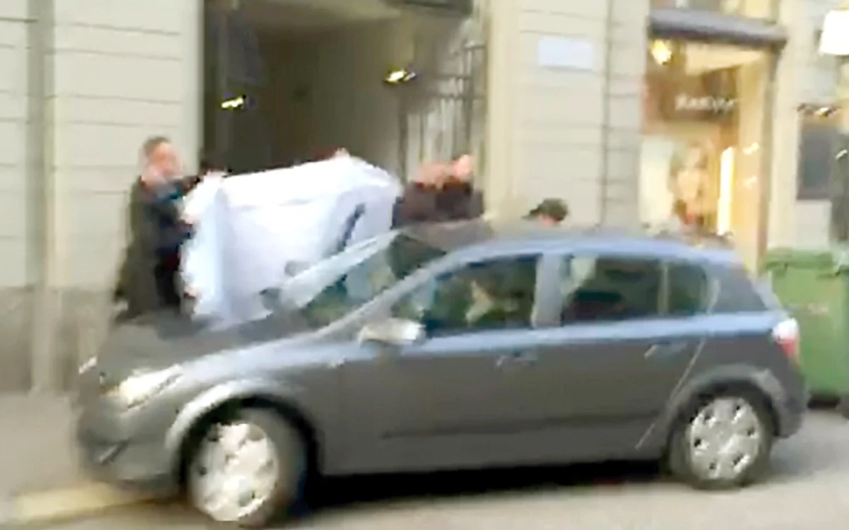 Oficialii au fost  ascunşi cu un cearşaf  la ieşirea din hotel
