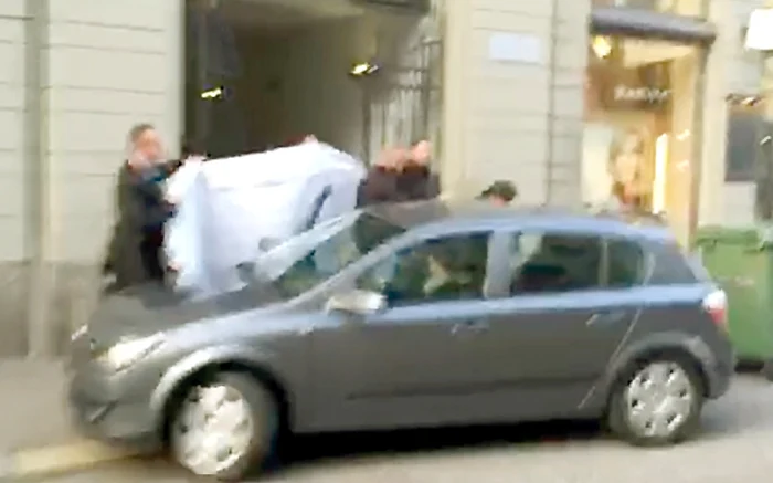 Oficialii au fost  ascunşi cu un cearşaf  la ieşirea din hotel