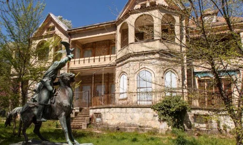 Mii de sticle de vin valoroase, descoperite în timpul renovării fostului Palat de vară al familiei regale elene jpeg