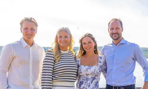 Prințul Haakon si Prințesa Mette Marit in vacanta de vara din 2023, alaturi de Printul Sverre Magnus si Ingrid Alexandra (2) jpg
