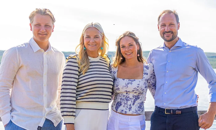 Prințul Haakon si Prințesa Mette Marit in vacanta de vara din 2023, alaturi de Printul Sverre Magnus si Ingrid Alexandra (2) jpg