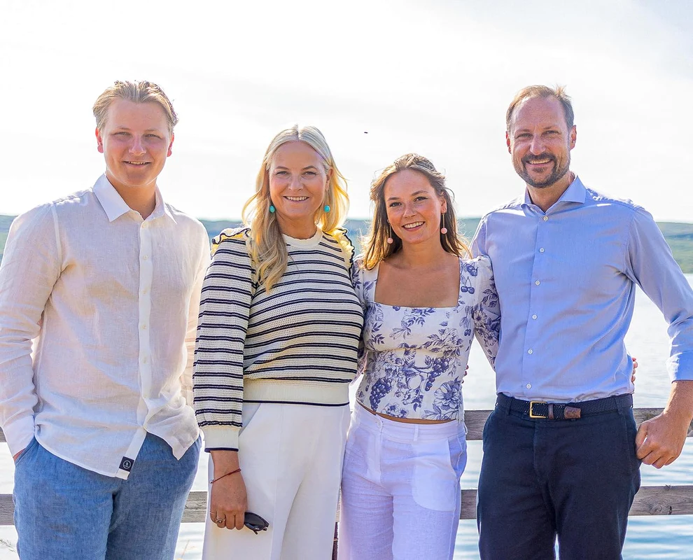 Prințul Haakon și Prințesa Mette Marit în vacanța de vară din 2023, alături de Prințul Sverre Magnus și Ingrid Alexandra. FOTO: Casa Regală