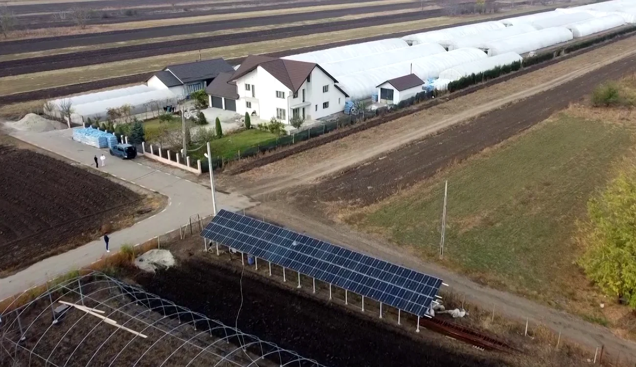 Panourile fotovoltaice sunt montate lângă solarii. FOTO Iulian Bunilă