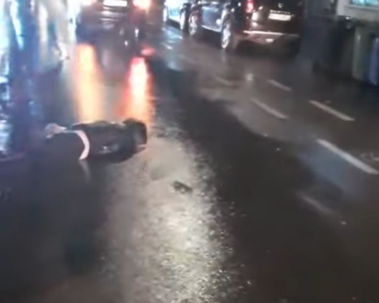 Bărbat lovit de mașină, lăsat să zacă pe asfalt jumătate de oră. S-a întâmplat în fața Poliției din Codlea VIDEO