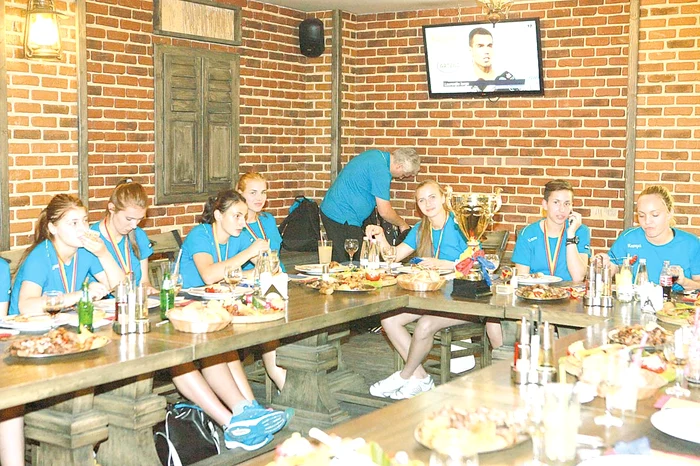 
    Ora 19.45. Nici la cină fetele nu s-au despărţit de medaliiFoto: Roberto Sălceanu  