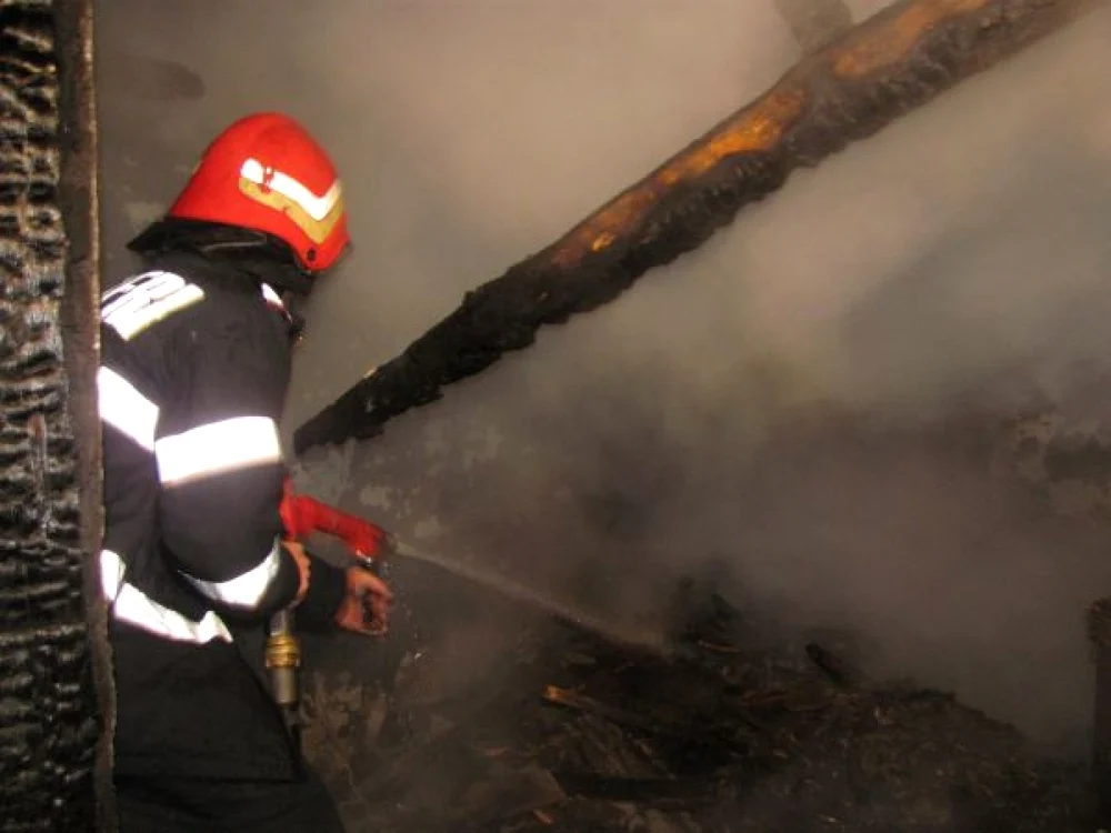 Trei autospeciale au intervenit pentru stingerea incendiului
