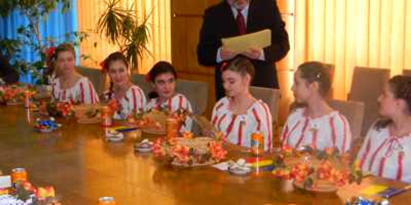 Prefectul Radu Renga le-a înmânat diplome copiilor FOTO: adevarul