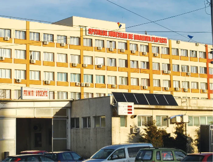 Un pacient al unui spital a murit după ce a căzut de la etajul 1 al clădirii. Foto: Click.