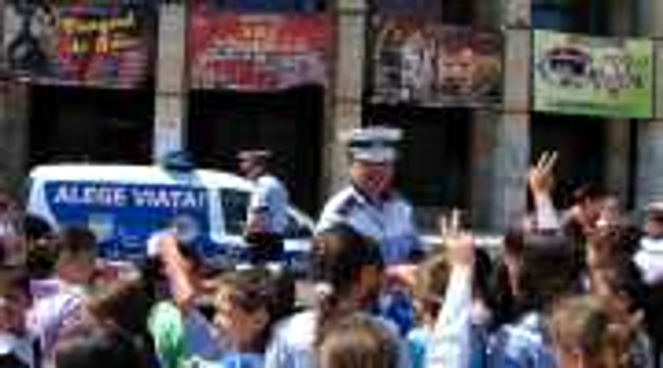 Micuţii au fost entuziasmaţi de acţiunea poliţiştilor