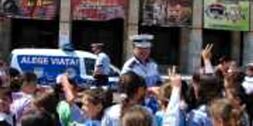 Micuţii au fost entuziasmaţi de acţiunea poliţiştilor