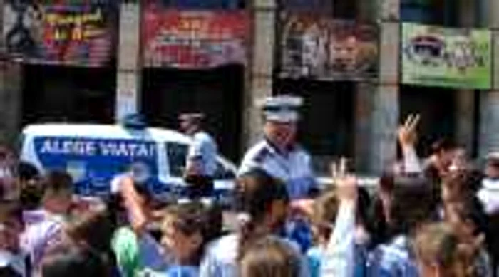 Micuţii au fost entuziasmaţi de acţiunea poliţiştilor
