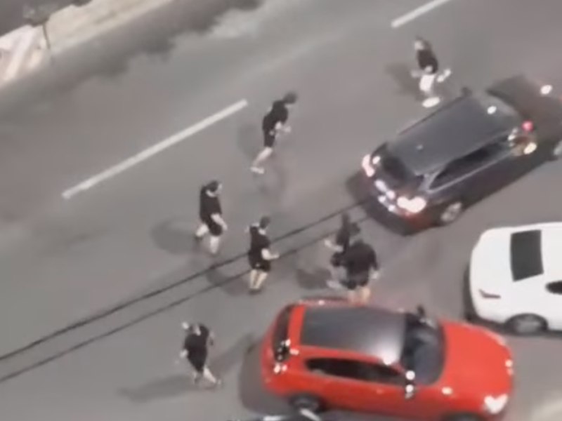 Bătaie între mai multe persoane pe un bulevard din Ploiești. Scandalul ar fi pornit de la neînțelegeri în trafic