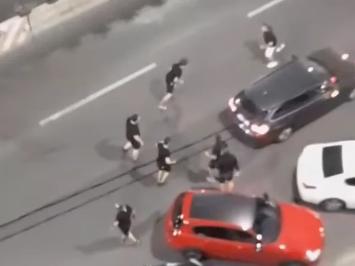 Mai multe persoane, implicate într-un conflict în stradă/FOTO: Captură video
