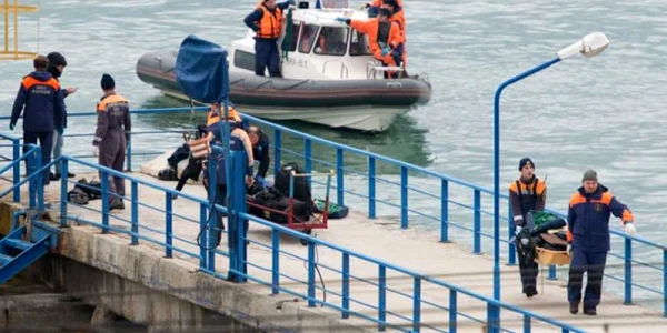 Recuperare cadavre avion prăbuşit / FOTO AFP
