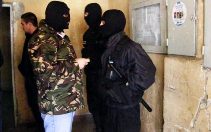 Perchiziţii la parterul unui bloc de pe strada Dr. Babeş din Turnu Severin FOTO Corina Macavei