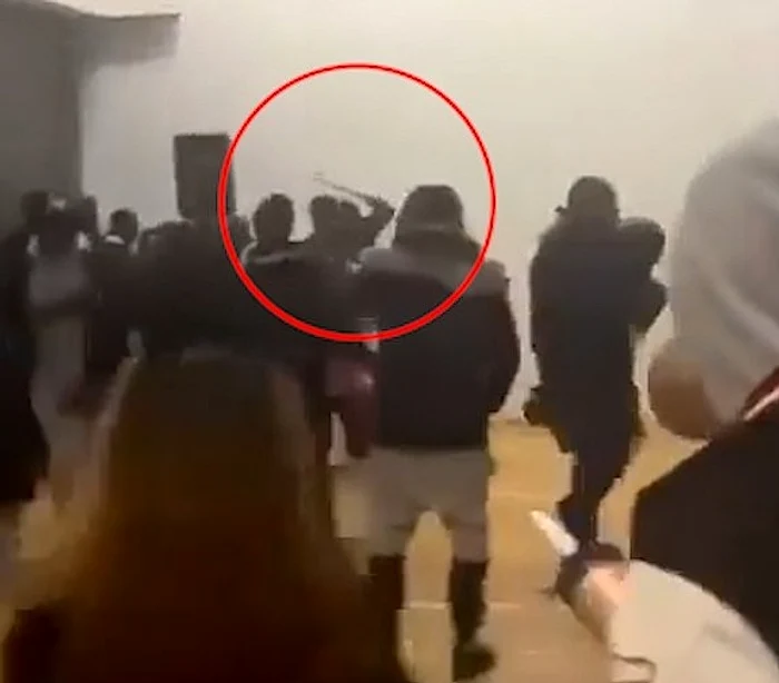 Elevi atacați cu macete și cuțite în școală FOTO Captură video