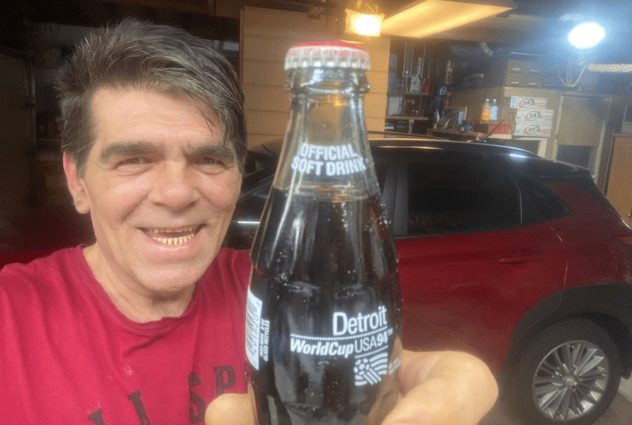 Povestea românului din SUA care păstrează Coca-Cola de la Campionatul Mondial de Fotbal din 1994