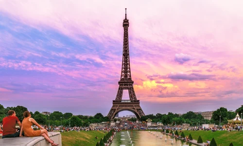 turisti la paris la turnul eiffel jpeg