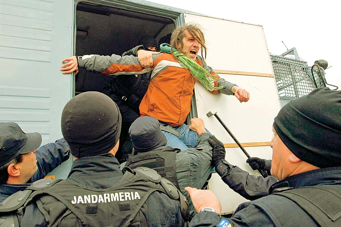 «Războiul» de la Pungeşti (Fotografii: Reuters)