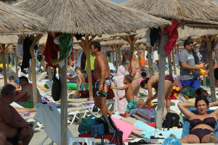 Syda, de mânuţă cu Traian Junior, sâmbătă, pe plaja din Mamaia