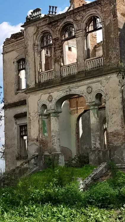 O Românie paralelă, unde timpul a rămas încremenit în ruinele comunismului.