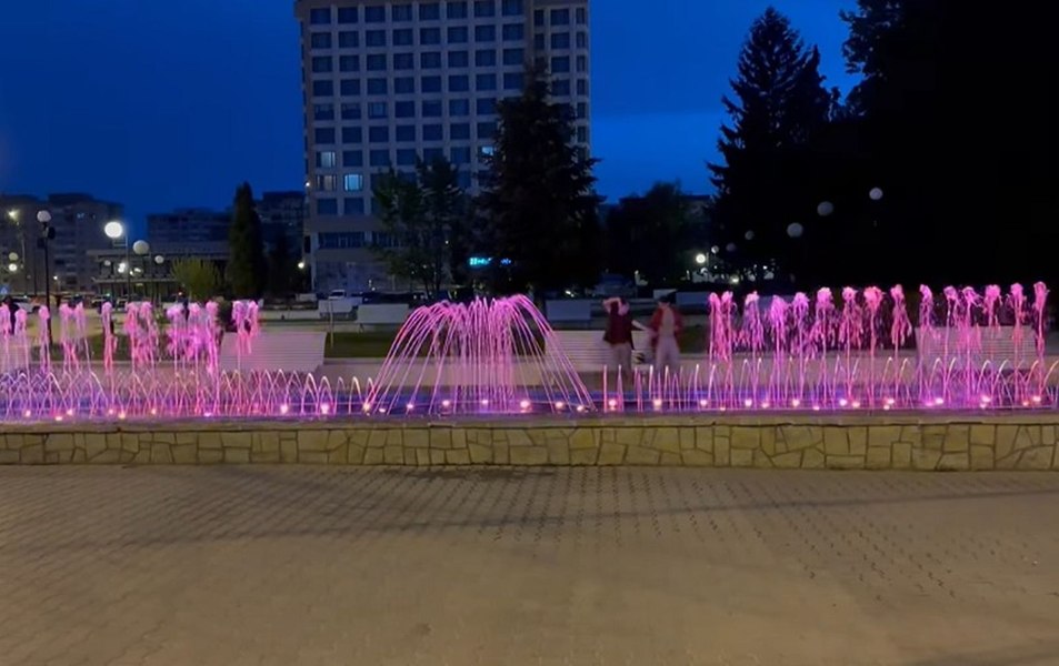 Fântâna arteziană muzicală care face furori într-un oraș din România VIDEO