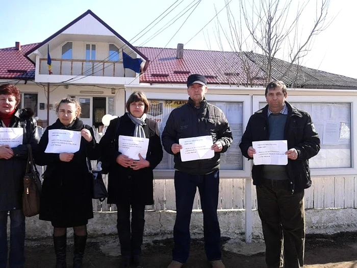 Un conflict vechi dintre primarul comunei vasluiene Ghergheşti şi funcţionarii satului a atins, ieri, apogeul