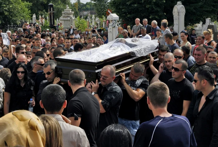 Sute de interlopi s-au adunat la înmormântarea liderului Marian Ivan, asasinat în plină stradă. Foto: C.C.