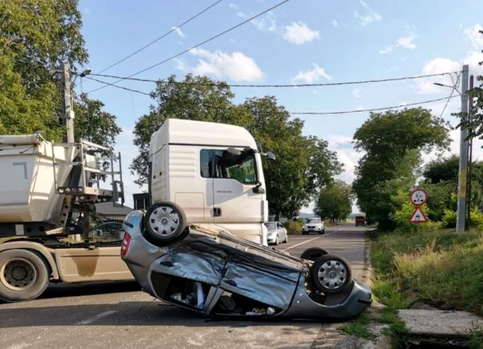 Un grav accident de circulaţie a avut loc în ”intersecţia morţii” FOTO botosaneanul.ro