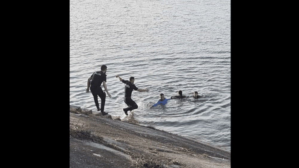 O femeie a vrut să se înece în Lacul Morii. Polițiștii au sărit în apă după ea și au salvat-o