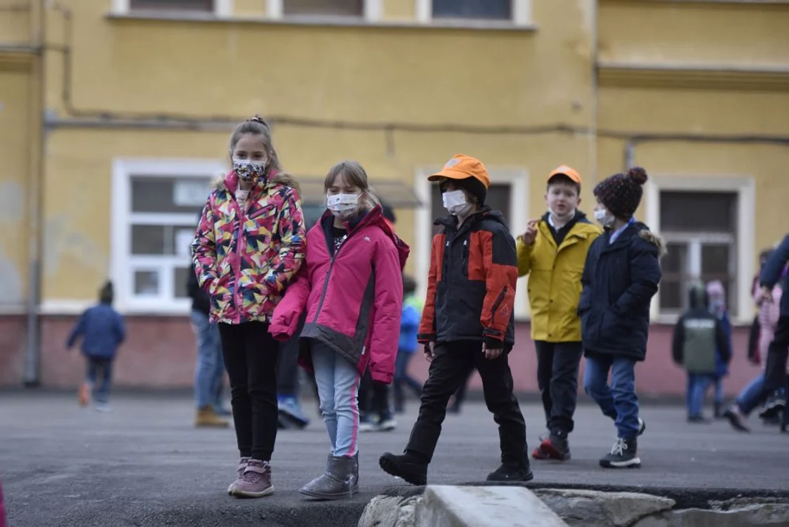 
    Începerea școlii și revenirea elevilor în bănci impune respectarea unor reguli de igienă și distanțare socialăSursa foto: Mediafax/Alex Nicodim  