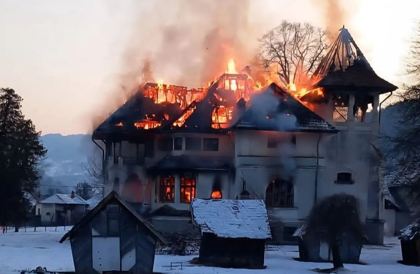 O casă istorică din Argeș a ars ca o torță. Incendiul ar fi pornit de la joaca unor copii
