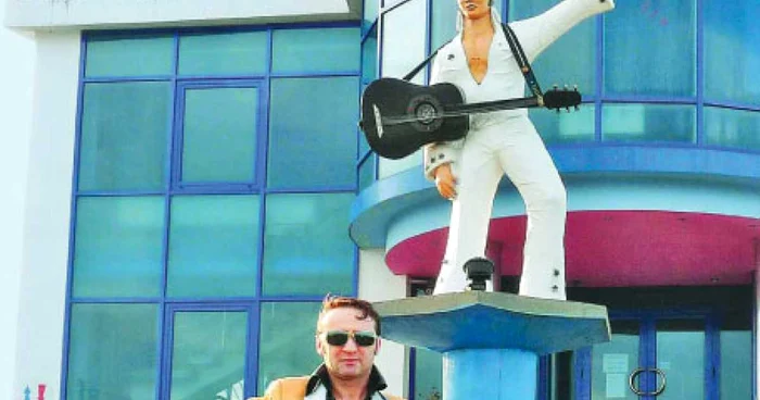 Valentin Mogoaşă,  Elvis de la Mioveni,  în faţa statuii idolului său  
