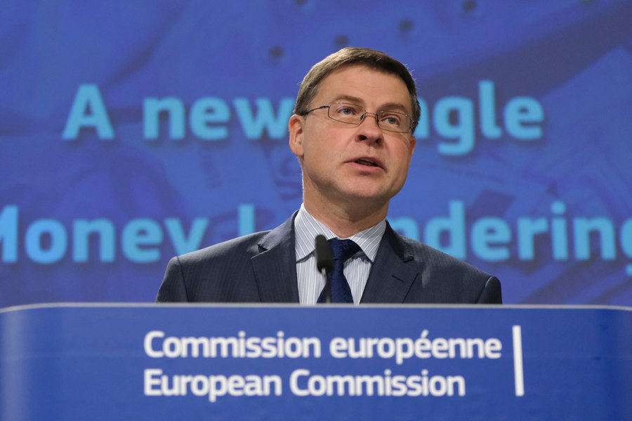 Poziția Beijingului în privința situației Ucrainei ''dăunează imaginii'' Chinei, afirmă comisarul european pentru comerţ