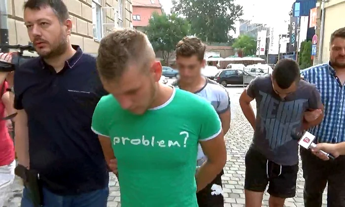 
    Cei trei suspecţi de viol în cazul tinerei de la Timişoara au primit 30 de zile de arest preventivFoto: pressalert.ro  