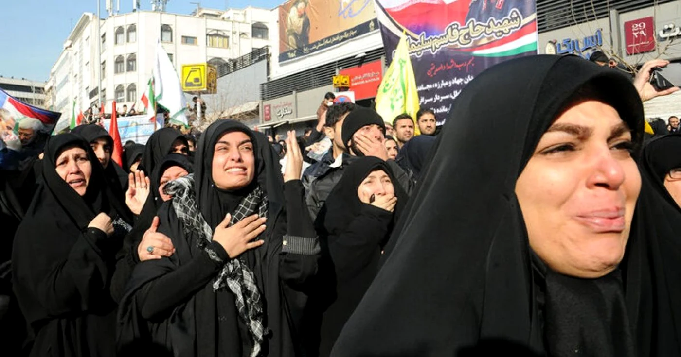 Mobilizaţi de regim, milioane de iranieni au ieşit pe străzi ca să-şi dea palme după moartea lui Ghasem Soleimani