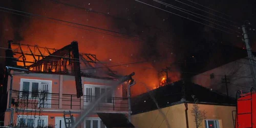 Trei case au fost cuprinse de flăcări