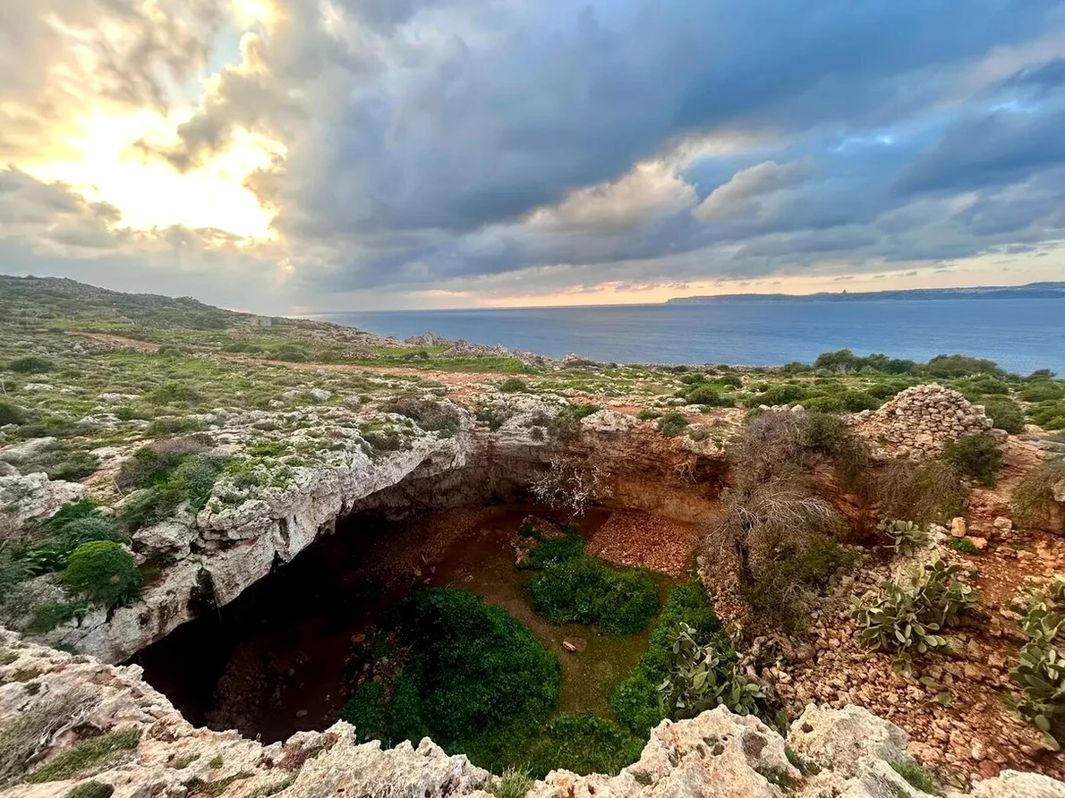 Peștera Latnija din nordul regiunii Mellieħa din Malta a dezvăluit dovezi a peste 1000 de ani de ocupare în Mezolitic (© Huw Groucutt)