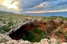 Peștera Latnija din nordul regiunii Mellieħa din Malta a dezvăluit dovezi a peste 1000 de ani de ocupare în Mezolitic (© Huw Groucutt)