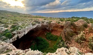 Peștera Latnija din nordul regiunii Mellieħa din Malta a dezvăluit dovezi a peste 1000 de ani de ocupare în Mezolitic (© Huw Groucutt)